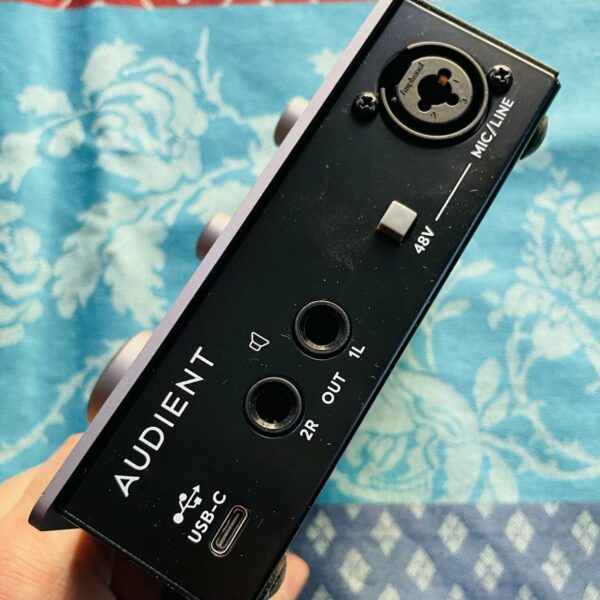 Alternative view of Carte son Audient iD4, boite, câble