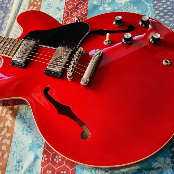 Alternative view of Guitare électrique Epiphone ES-335 IG Cherry n°23051511048, housse Tobago, réglée luthier Thomas