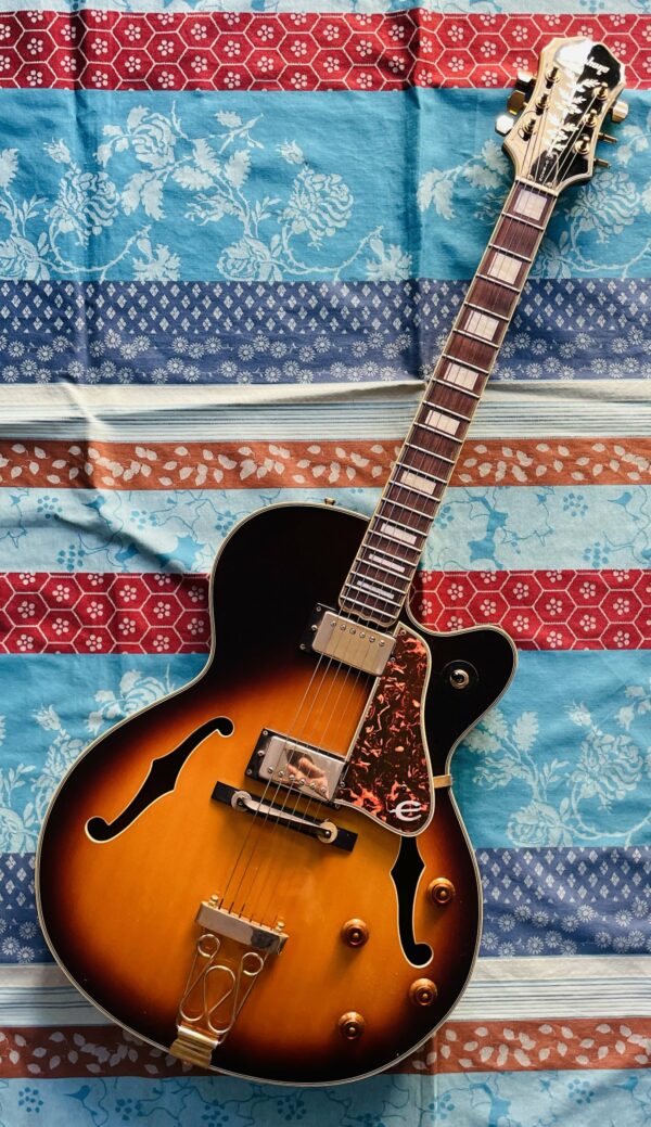 Guitare électrique Epiphone Emperor J sunburst n°9102769 (1991, Korea), étui Epiphone, révision luthier Caro