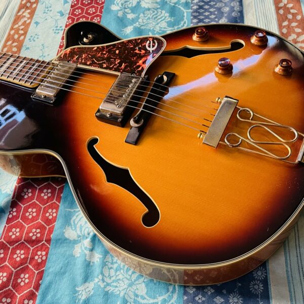 Alternative view of Guitare électrique Epiphone Emperor J sunburst n°9102769 (1991, Korea), étui Epiphone, révision luthier Caro