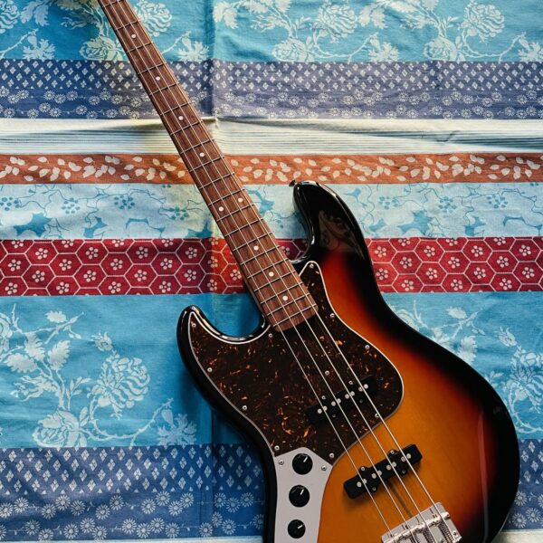 Basse électrique gaucher Fender jazzbass JB-62 LH sunburst n°T078256 (2007, Japan), housse Univox