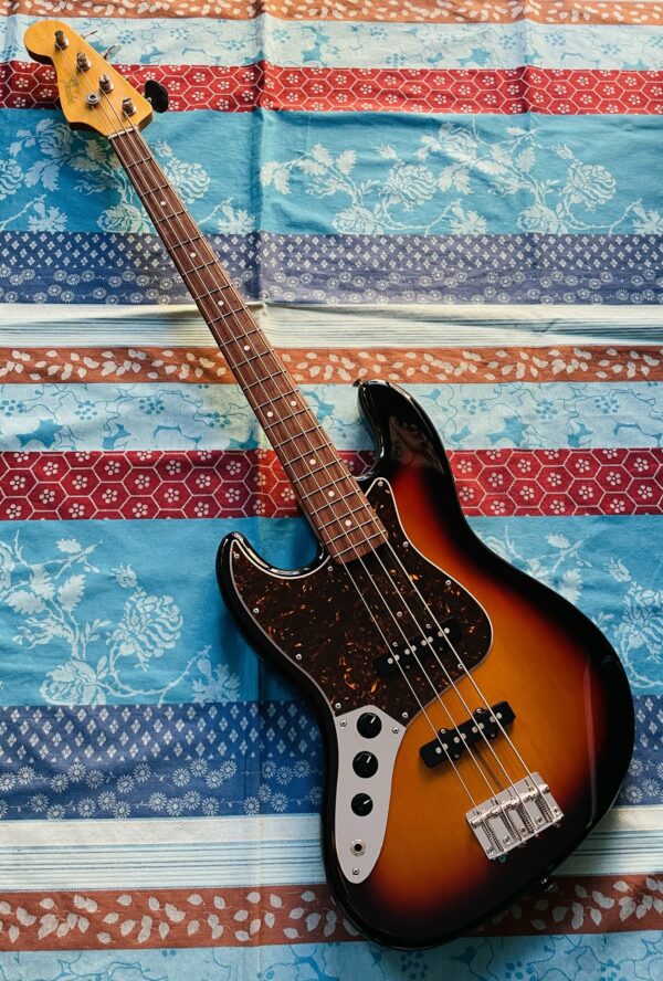 Basse électrique gaucher Fender jazzbass JB-62 LH sunburst n°T078256 (2007, Japan), housse Univox
