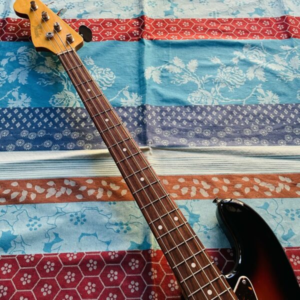 Alternative view of Basse électrique gaucher Fender jazzbass JB-62 LH sunburst n°T078256 (2007, Japan), housse Univox