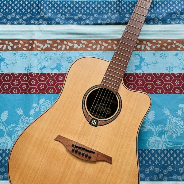 Guitare électro acoustique Lâg T170 DCE n°1806LT17865, housse Shiver