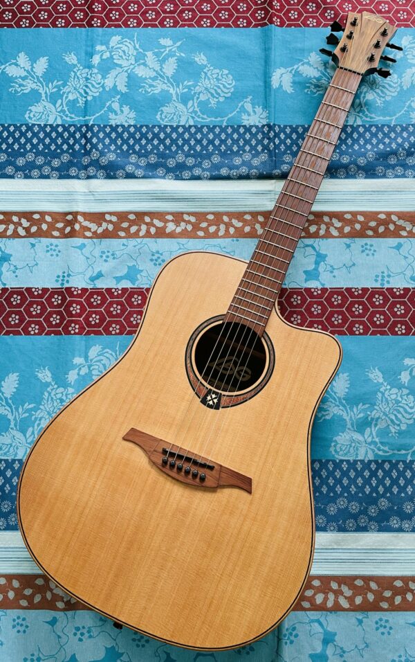 Guitare électro acoustique Lâg T170 DCE n°1806LT17865, housse Shiver