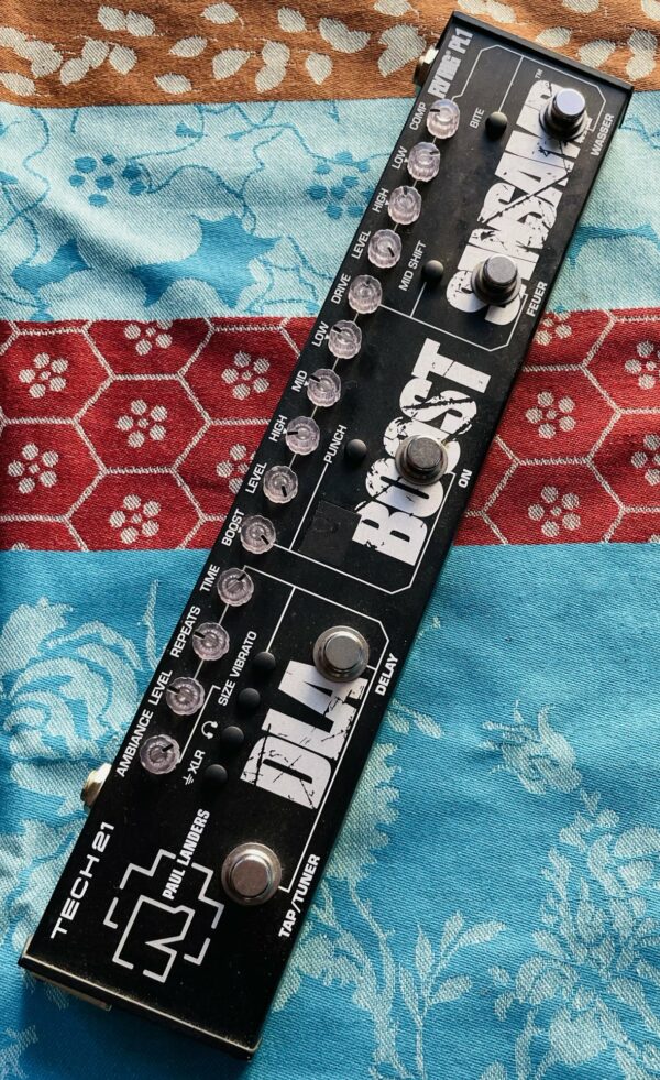 Pédale distortion delay vibrato boost Tech 21 Flyrig Paul Landers (Rammstein), boite d’origine, alim