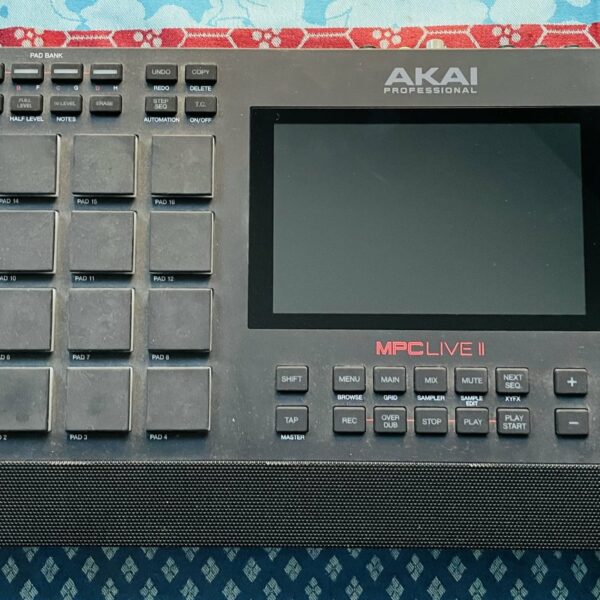 Alternative view of Groovemachine Akai MPC Live 2 n°A12009245605662, alim, usb