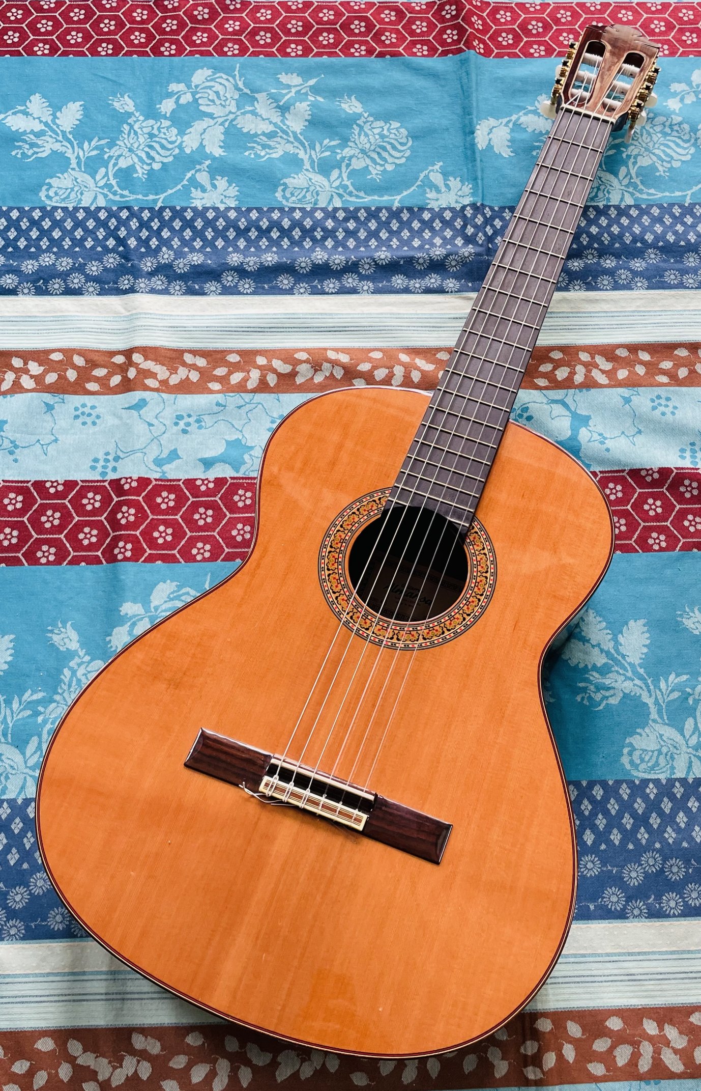 Guitare classique Almansa modèle 436, accordeur Boss, étui usé