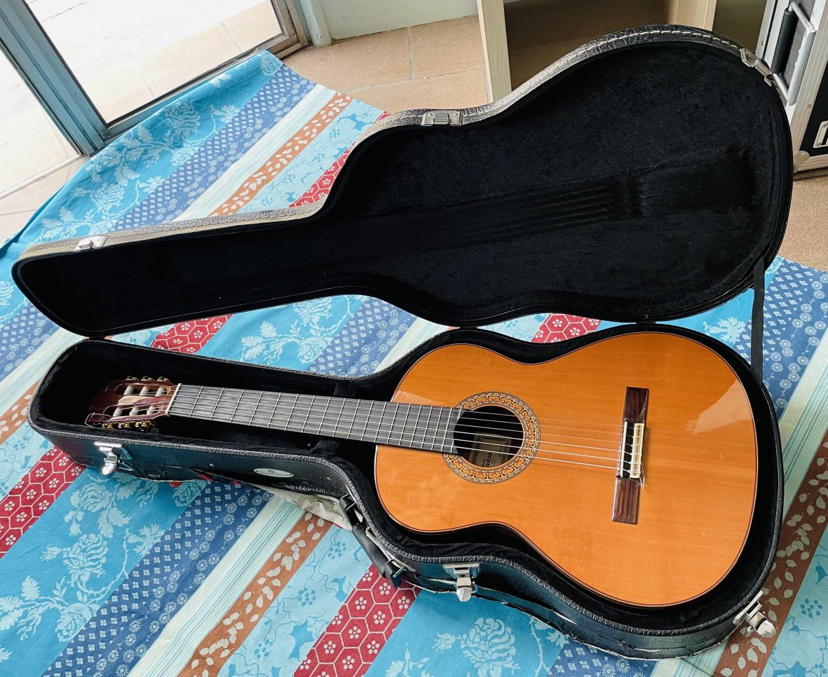 Guitare classique Almansa modèle 436, accordeur Boss, étui usé – Image 7