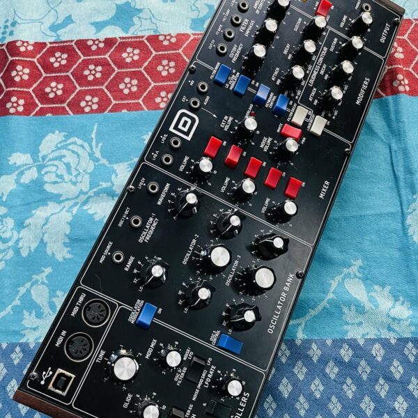 Synthé analogique monodique semi-modulaire Behringer Model D n°5181101287CQD, alim, boite d’origine