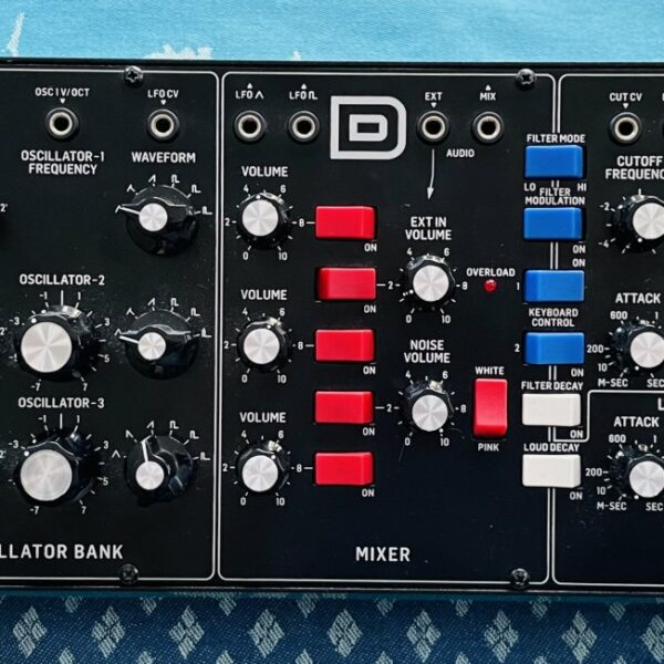 Alternative view of Synthé analogique monodique semi-modulaire Behringer Model D n°5181101287CQD, alim, boite d’origine