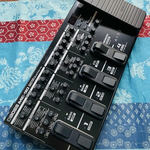 Pédalier Boss ME-90 n°C7R8557, alim Zoom 9V, notice et carton d’origine.