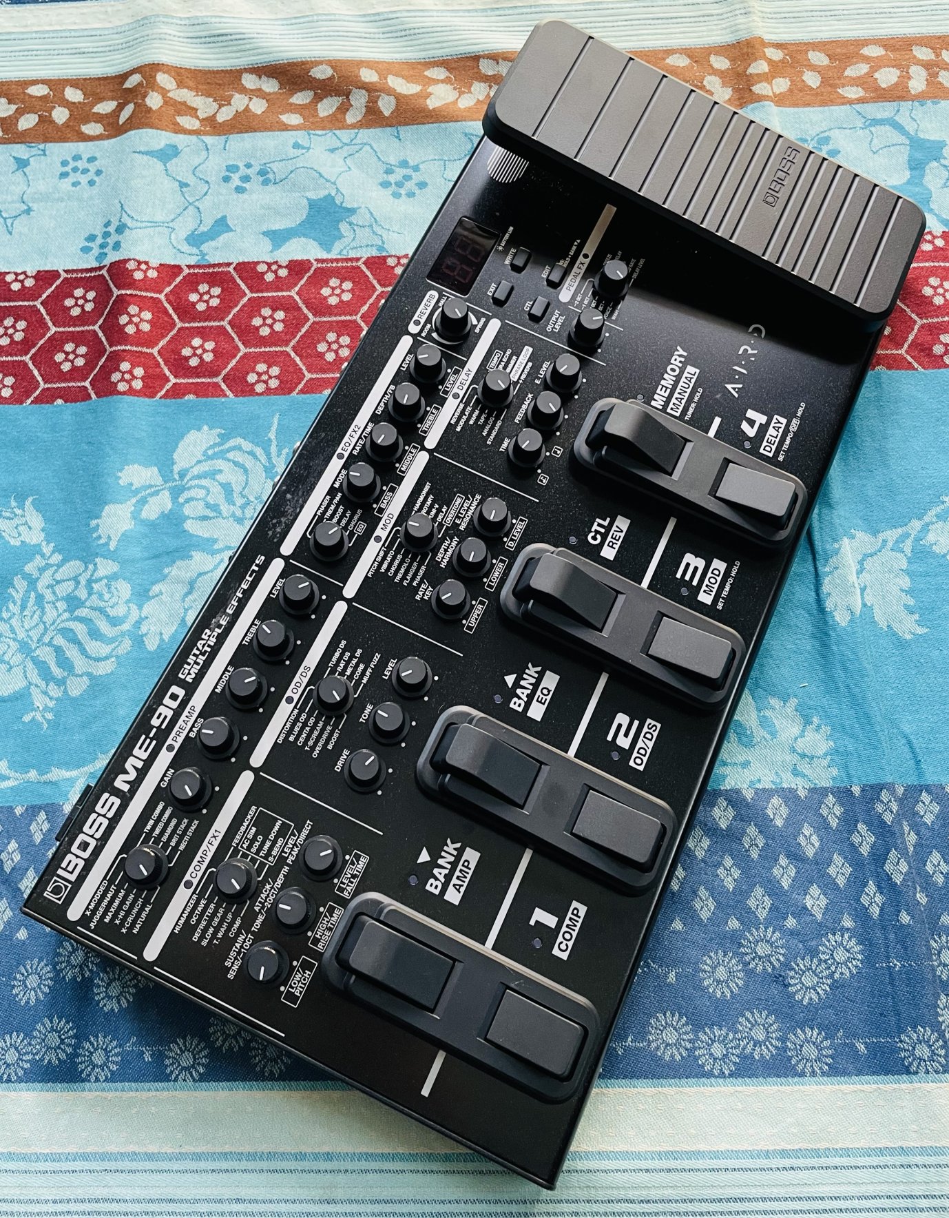 Pédalier Boss ME-90 n°C7R8557, alim Zoom 9V, notice et carton d’origine.