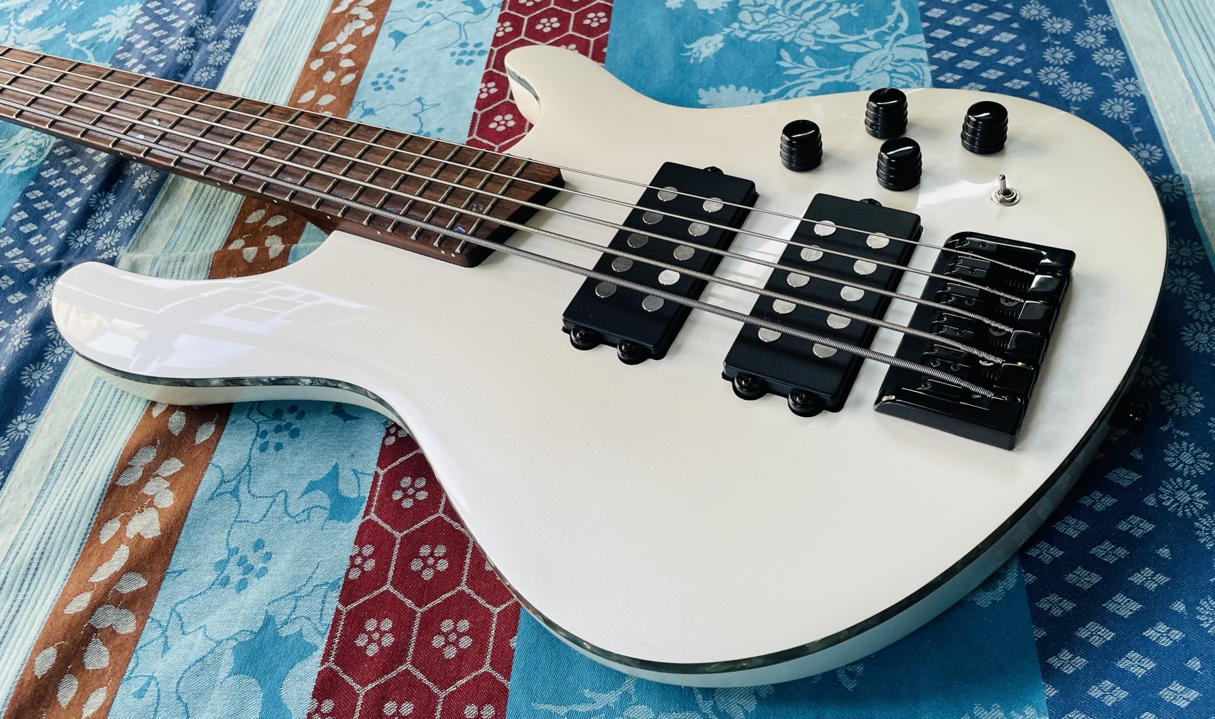 Basse électrique active 5 cordes Cort C5H White Pearl n°130803341 (Indonésia) – Image 2