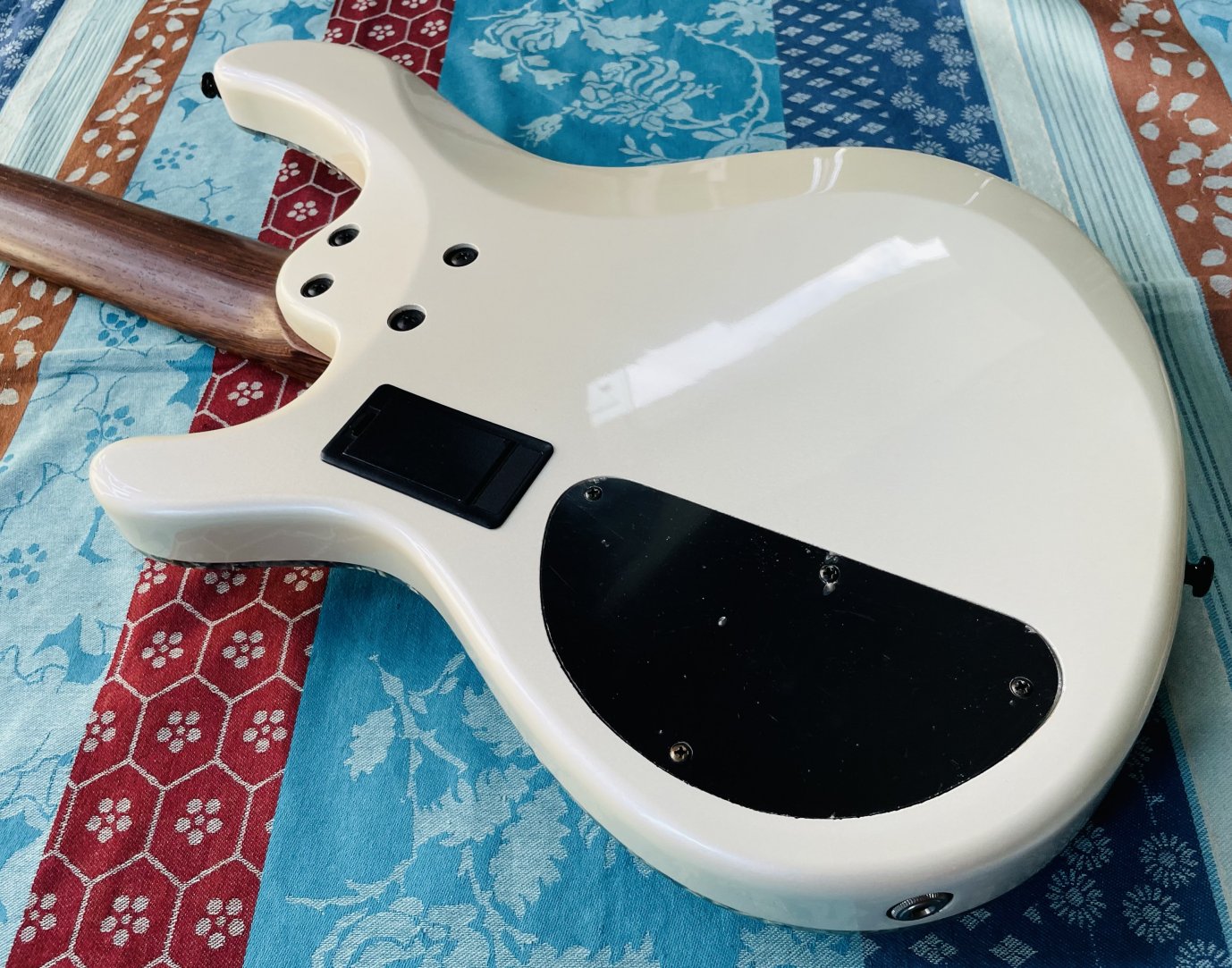 Basse électrique active 5 cordes Cort C5H White Pearl n°130803341 (Indonésia) – Image 8