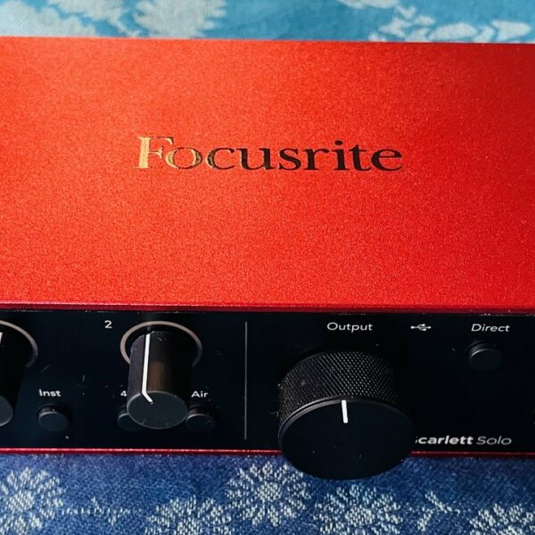 Carte son Focusrite Scarlett Solo 4th gen, boite d’origine
