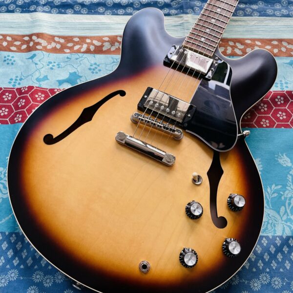 Alternative view of Guitare électrique Gibson ES-335 Satin Vintage Burst n°206440191, modèle ES3350005VNH1 (2024, USA), étui Gibson, accessoires