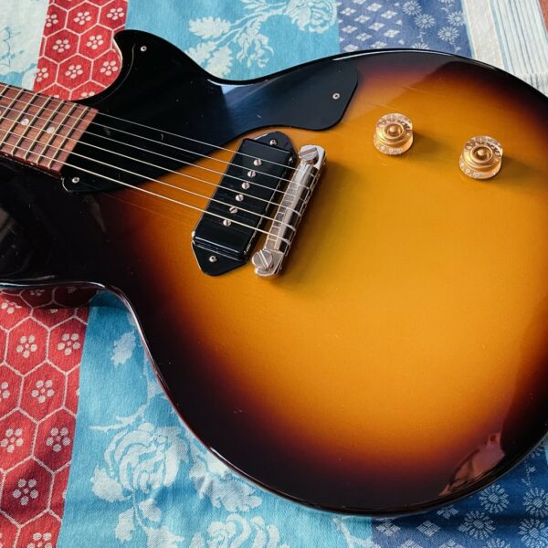 Alternative view of Guitare électrique Gibson Les Paul Junior sunburst n°106490141 (2019, USA), certificat, étui, sangle