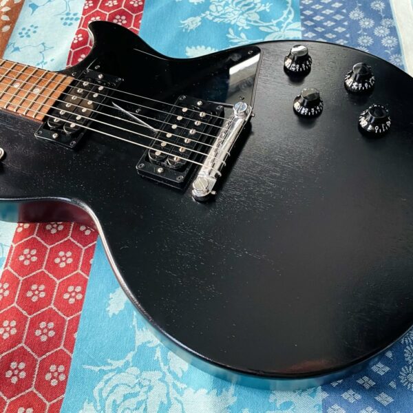 Alternative view of Guitare électrique Gibson Les Paul Special Tribute Humbucker Ebony Satin n°209610112 (2020, USA), modèle LPSPTH01ESCH1, certificat, housse Fazley