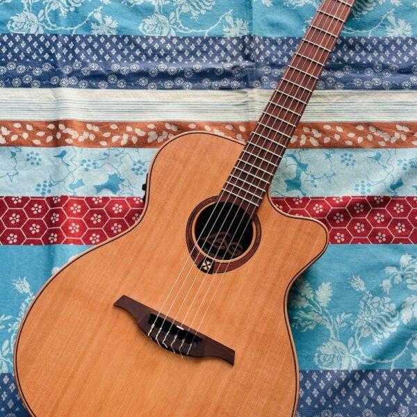 Guitare électro-acoustique Lâg TN170 ASCE nylon auditorium slim cut n°240GLT12146, cordes savarez