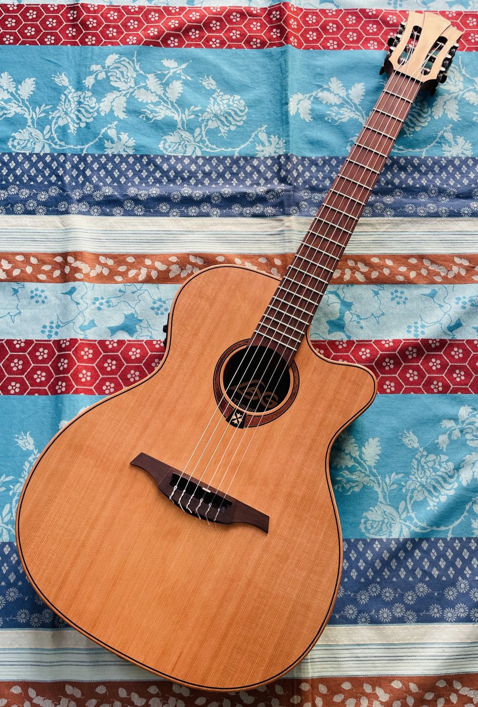 Guitare électro-acoustique Lâg TN170 ASCE nylon auditorium slim cut n°240GLT12146, cordes savarez