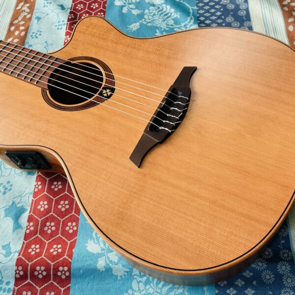 Alternative view of Guitare électro-acoustique Lâg TN170 ASCE nylon auditorium slim cut n°240GLT12146, cordes savarez