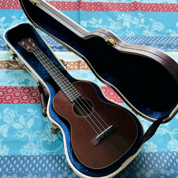 Alternative view of Ukulélé ténor acajou Martin (1950, USA), bel étui Gator