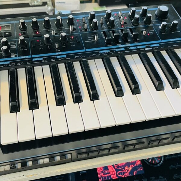 Synthé analogique mono Novation Bass Station II n°DB9437044258, alim