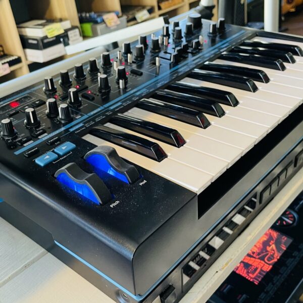 Alternative view of Synthé analogique mono Novation Bass Station II n°DB9437044258, alim