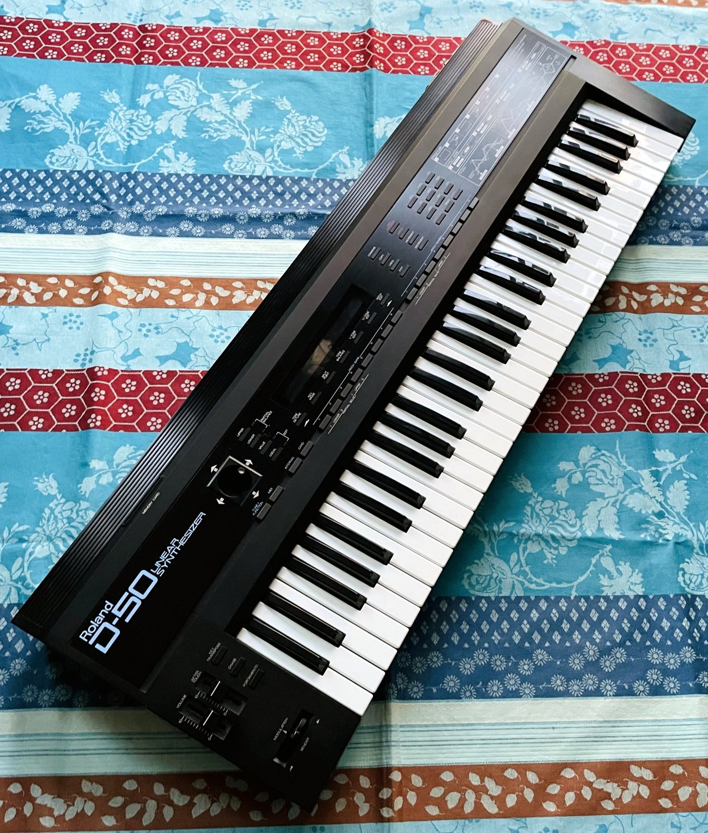 Synthétiseur Roland D-50 n°F998663 (1989, Japan), 3 cartes (3 autres à vérifier), sons d’origine, pile neuve