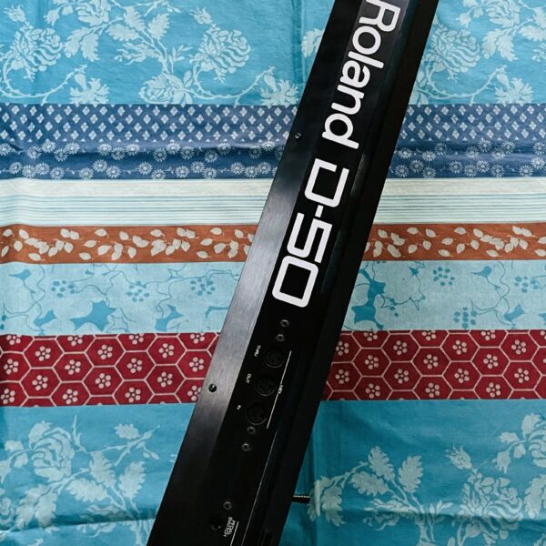 Alternative view of Synthétiseur Roland D-50 n°F998663 (1989, Japan), 3 cartes (3 autres à vérifier), sons d’origine, pile neuve