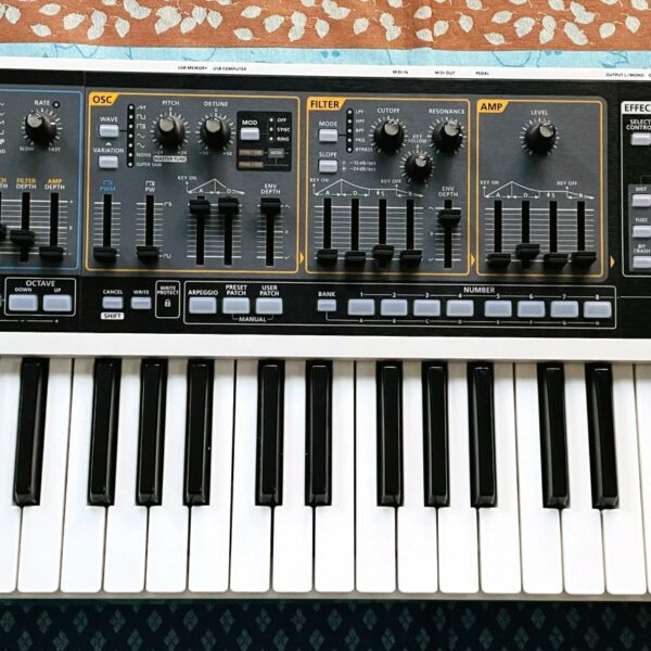 Alternative view of Synthétiseur Roland GAIA SH-01 n°A5C7000 (2014), alim