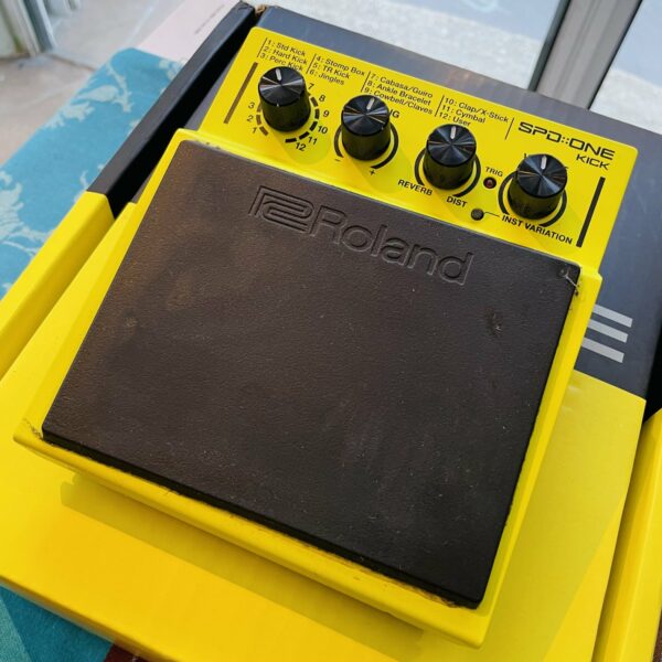 Pad électronique Roland SPD::One Kick, boite, alim Boss PSA ajoutée