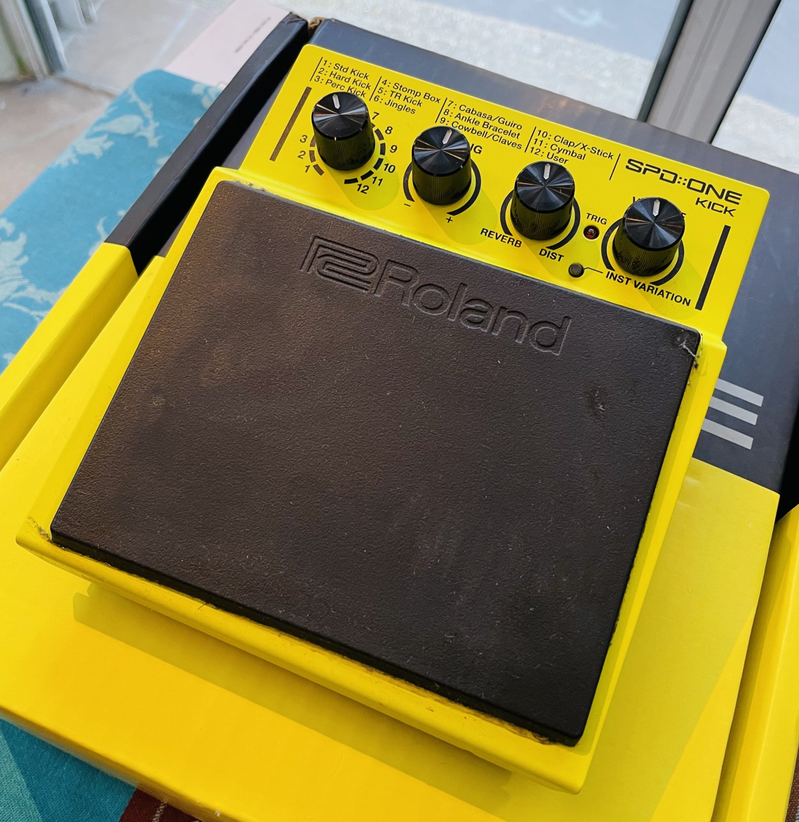 Pad électronique Roland SPD::One Kick, boite, alim Boss PSA ajoutée