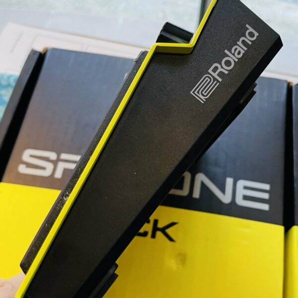 Alternative view of Pad électronique Roland SPD::One Kick, boite, alim Boss PSA ajoutée