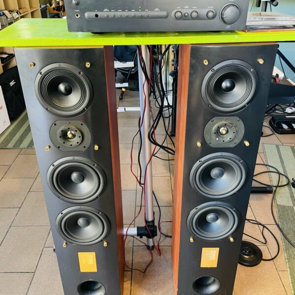 Pack paire d’enceintes Triangle Khaly n°06KHY-0275/0183 avec câbles hifi (France) + ampli NAD C352 n°H63C35230630, alim