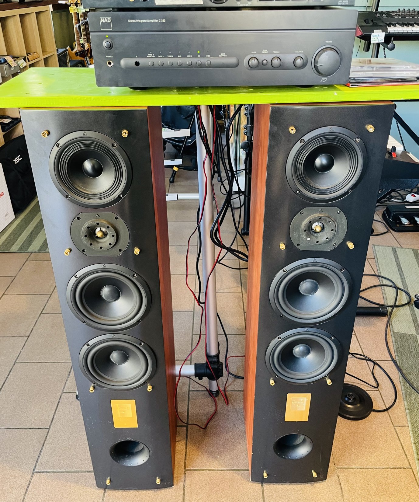 Pack paire d’enceintes Triangle Khaly n°06KHY-0275/0183 avec câbles hifi (France) + ampli NAD C352 n°H63C35230630, alim