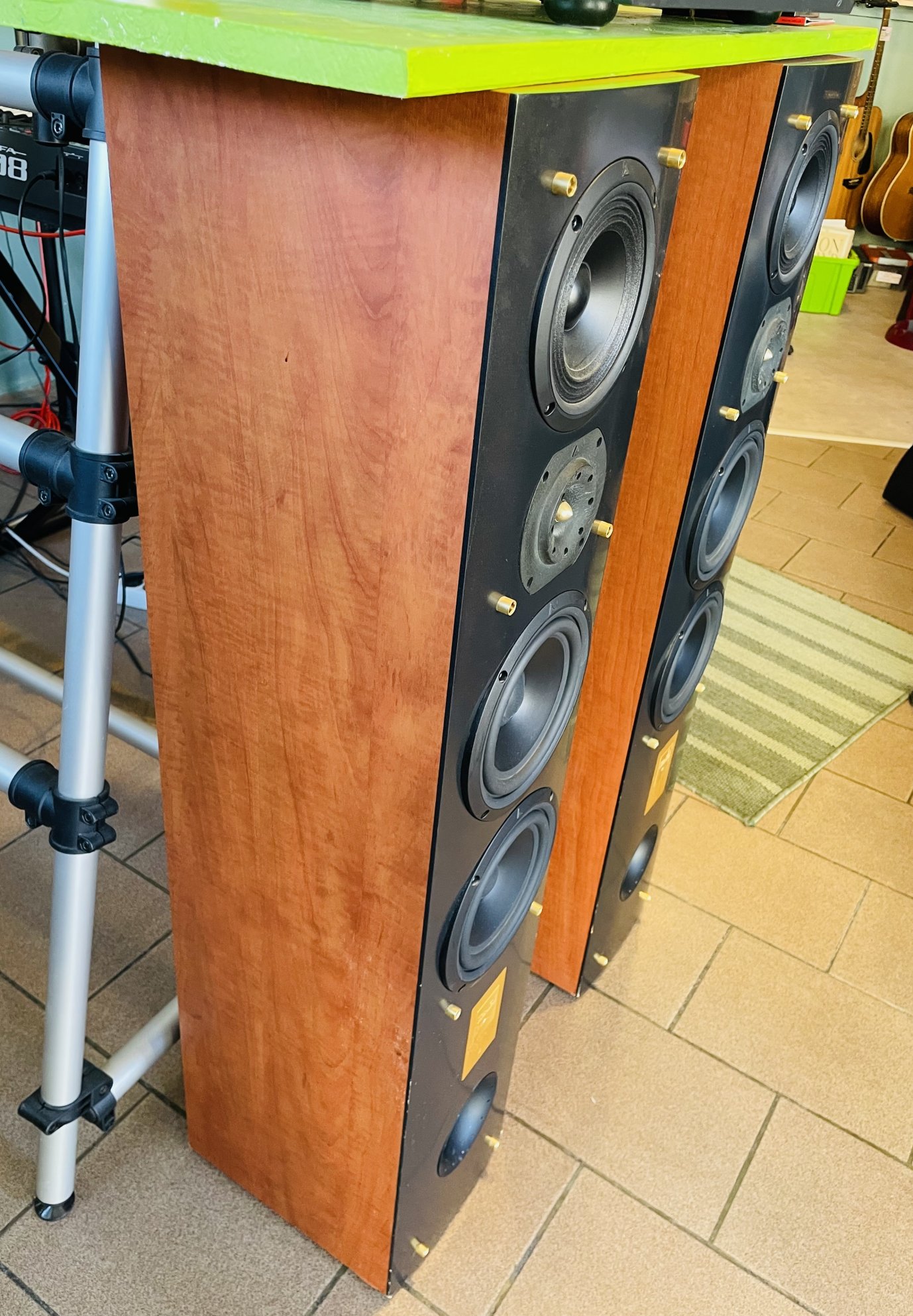 Pack paire d’enceintes Triangle Khaly n°06KHY-0275/0183 avec câbles hifi (France) + ampli NAD C352 n°H63C35230630, alim – Image 2