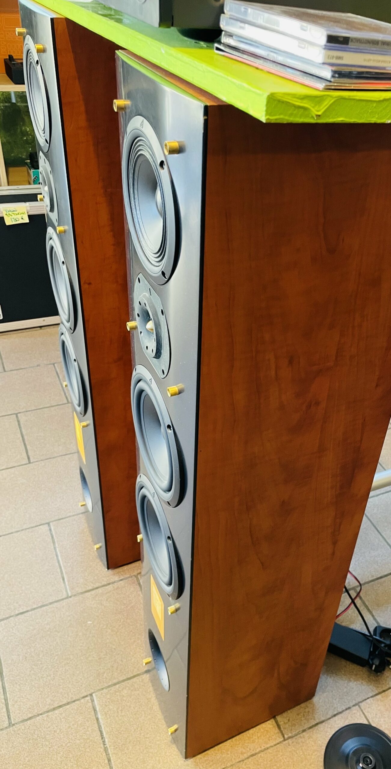 Pack paire d’enceintes Triangle Khaly n°06KHY-0275/0183 avec câbles hifi (France) + ampli NAD C352 n°H63C35230630, alim – Image 3