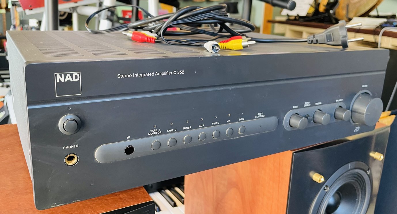 Pack paire d’enceintes Triangle Khaly n°06KHY-0275/0183 avec câbles hifi (France) + ampli NAD C352 n°H63C35230630, alim – Image 4