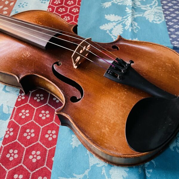 Alternative view of Violon ancien Français Mirecourt 4/4 359 mm restauré par le luthier Simon Bour en 2024, étui, sans archet (1930, France), support violon