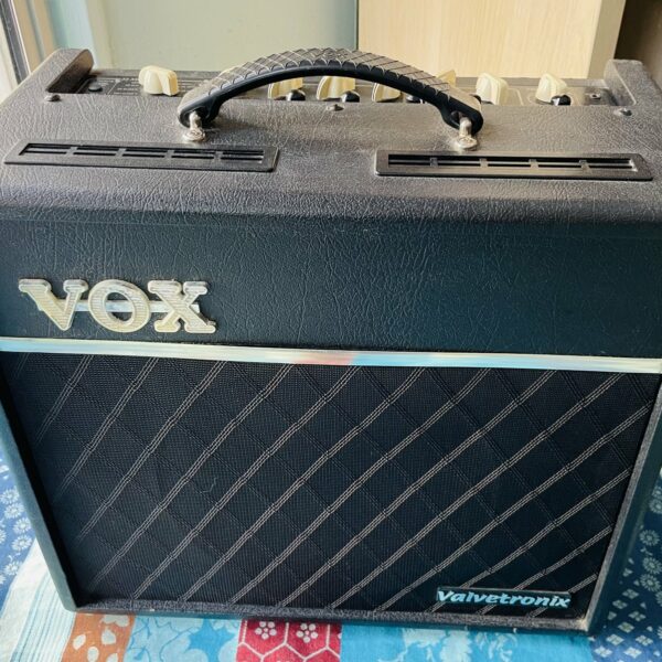Ampli guitare Vox VT40+ n°034817, pédalier Vox VFS-S