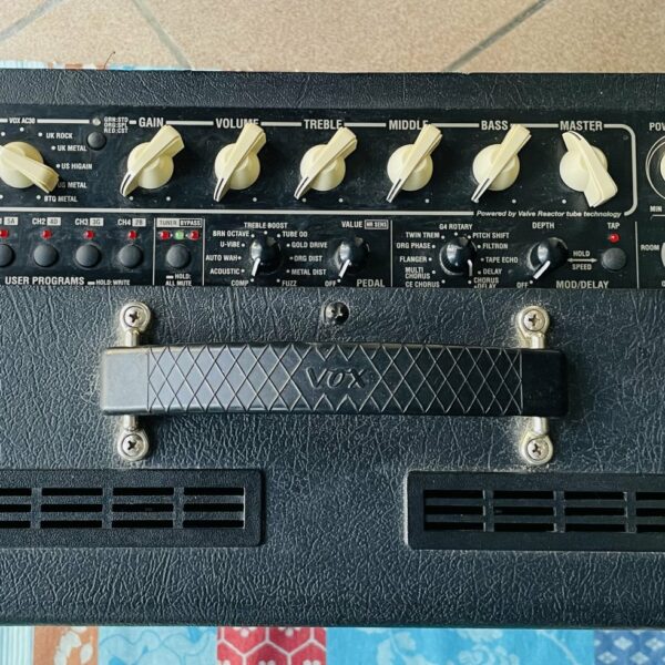 Alternative view of Ampli guitare Vox VT40+ n°034817, pédalier Vox VFS-S