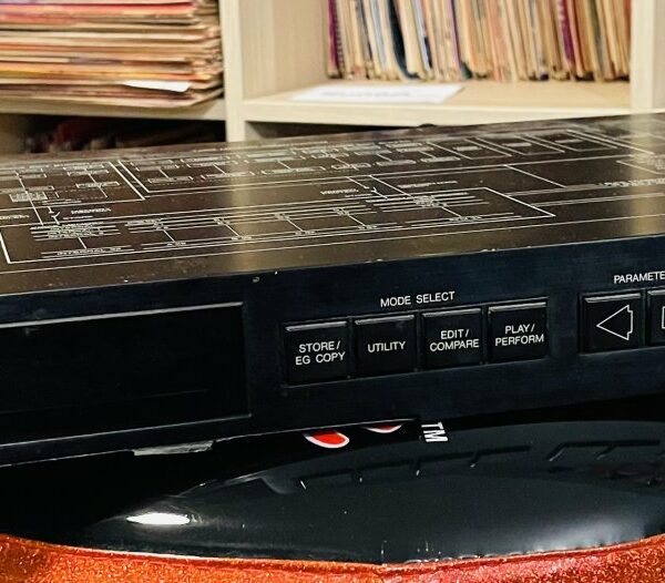 Synthé expandeur FM Yamaha TX81Z n°NP02122 (1986, Japan)