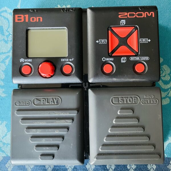 Pédale effets basse Zoom B1 on n°016656, boite d’origine, notice