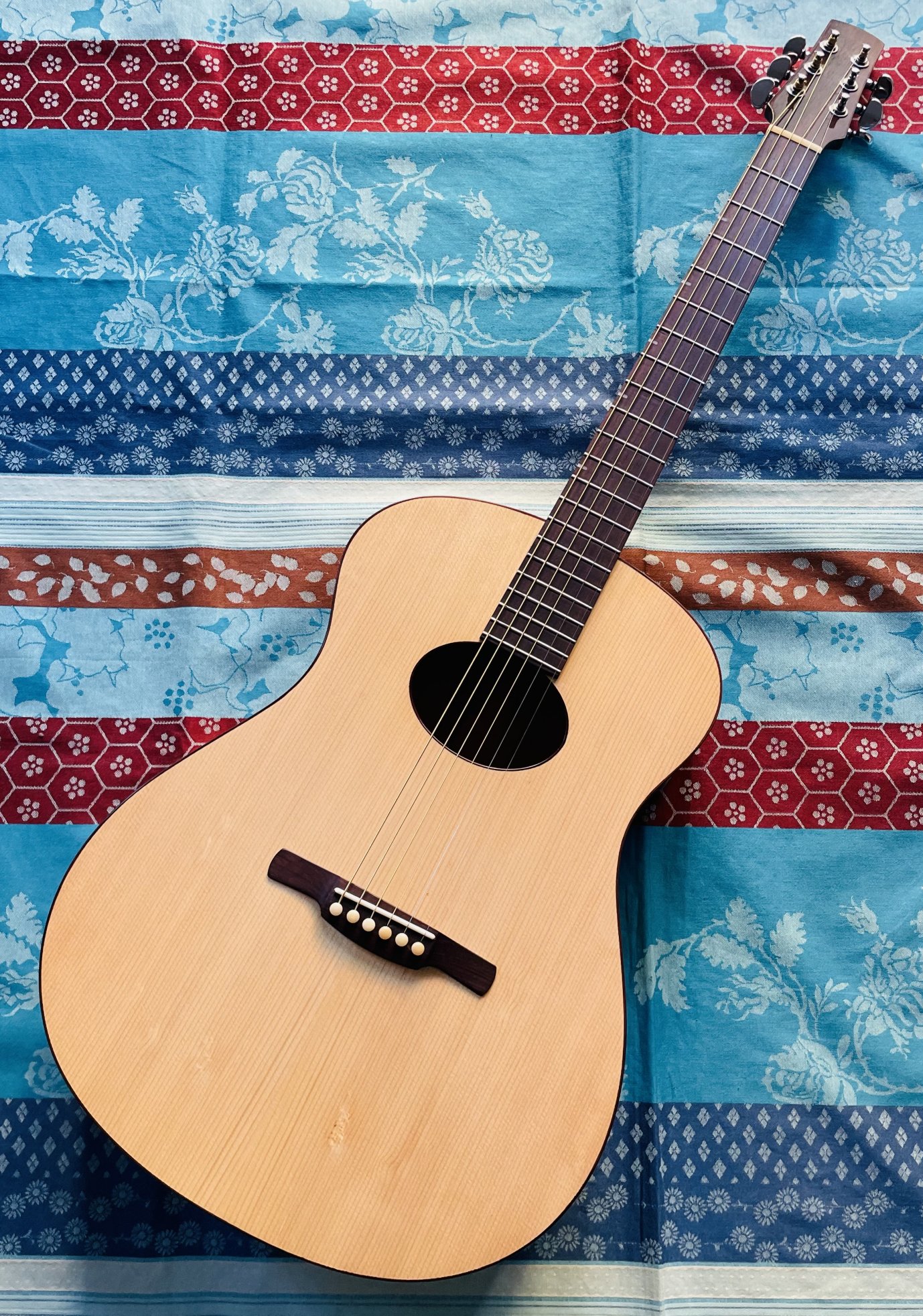 Guitare acoustique du Luthier Baudry format OM (France)