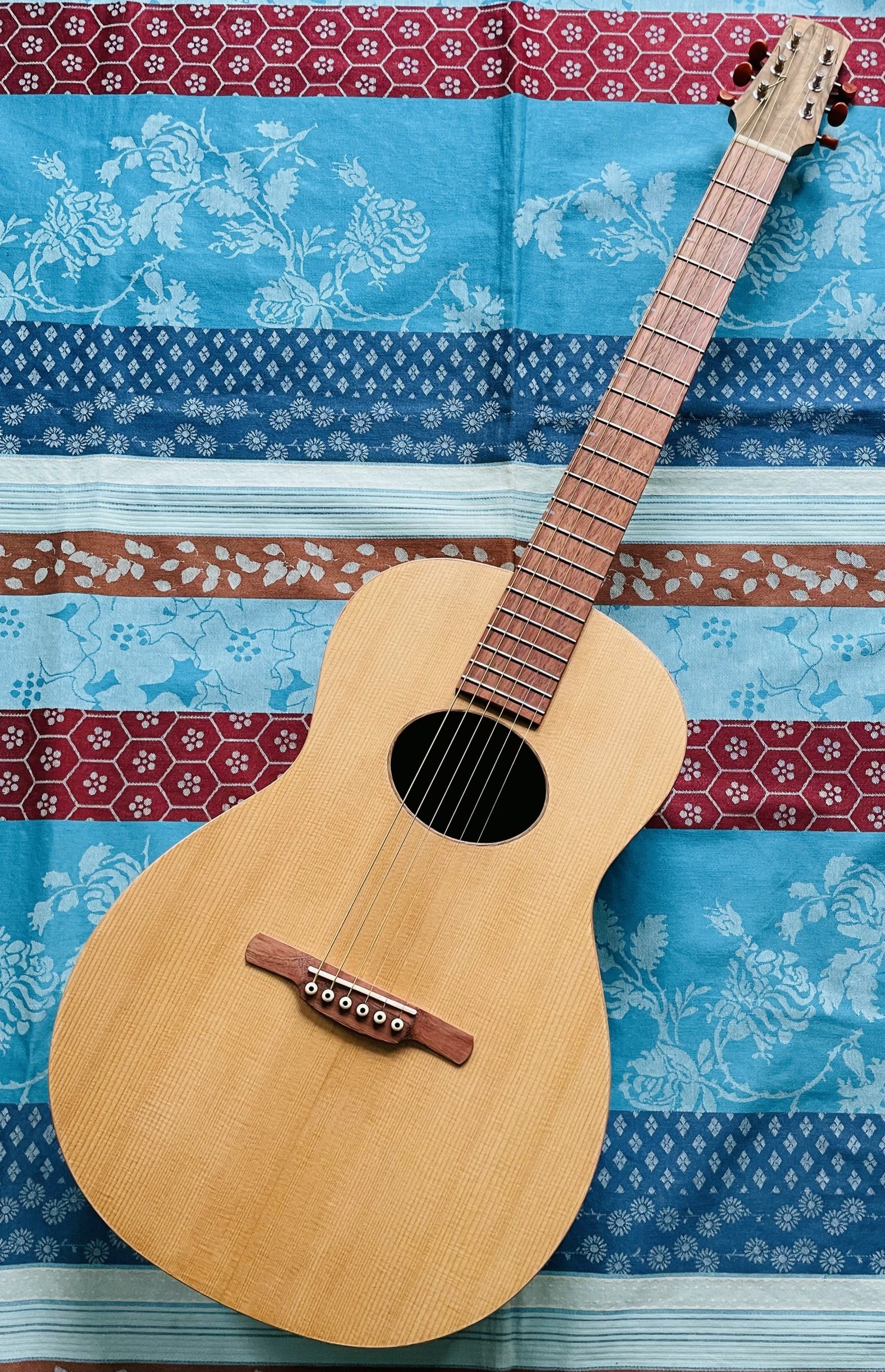 Guitare création luthier Baudry parlor (Charente)