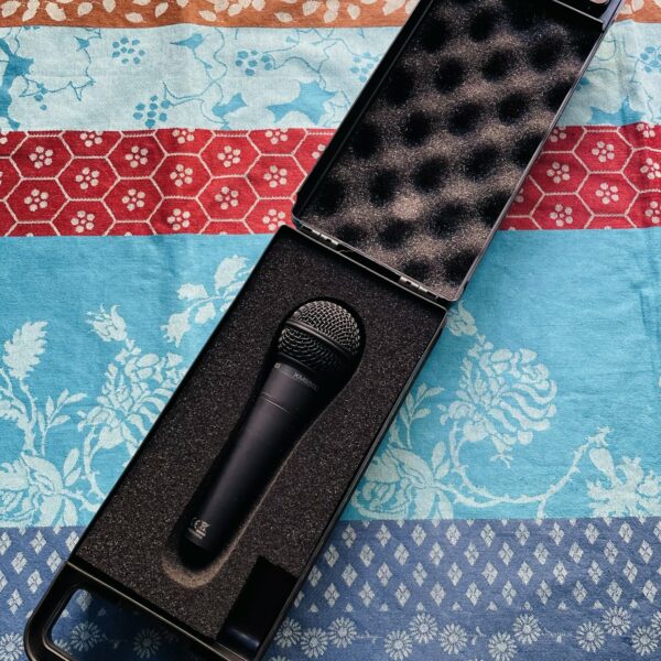 Alternative view of Micro dynamique Behringer XM8500, étui d’origine