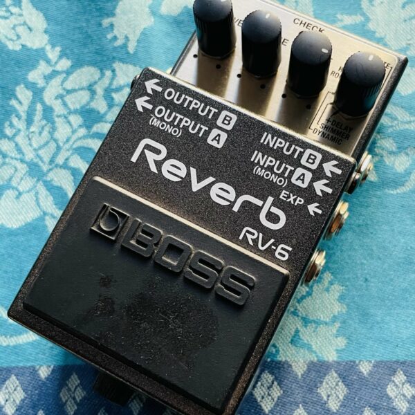 Pédale Boss Reverb RV-6 n°EP36907, boite d’origine