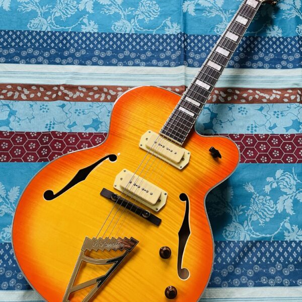 Guitare électrique D’Angelico EX59 sunburst n°US14030260 (2014), étui deluxe D’Angelico, pose de boutons en palissandre, boutons d’origine beige